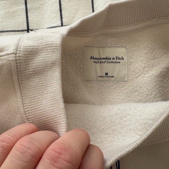 Abercrombie crewneck - Picture 3 of 5